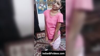 टॉप उठाकर चुचियां तो बॉक्सर पेंटी सरकाकर चूत दिखाती गर्लफ्रेंड