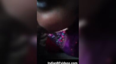 पुरे कपडे पहनी बीवी ने नंगे पति का लंड चुसा