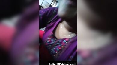 पुरे कपडे पहनी बीवी ने नंगे पति का लंड चुसा