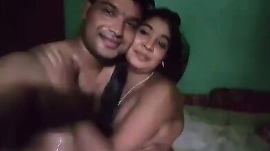 गर्मी के महीने पसीने मे भीग रोमांस करते विलेज लवर