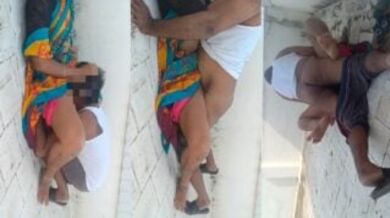 छत के ऊपर अपनी चुत चटवाके चुदी आंटी पड़ोस लड़के के साथ