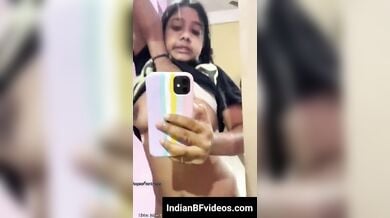 आईफोन वाली लड़की ने बनाया न्यूड मिरर सेल्फी वीडियो