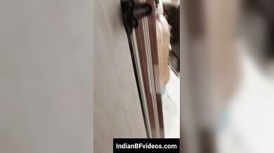 माँ को नंगी नहाती देख मुठ मारता ठरकी बेटा