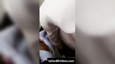 कॉलेज की सीढ़ियों पर खड़े-खड़े चुदाई को अंजाम देते स्टूडेंट्स