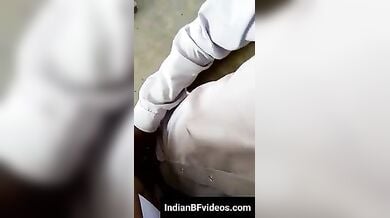 कॉलेज की सीढ़ियों पर खड़े-खड़े चुदाई को अंजाम देते स्टूडेंट्स