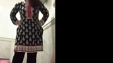 कमीज पजामा पहनी दीदी ने बाथरूम में दिखाया न्यूड शो