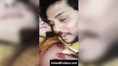 गर्लफ्रेंड के टाइट बिग बूब्स को चूसता जवान लड़का