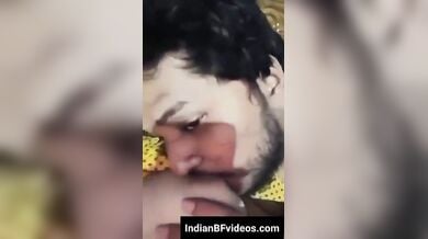 गर्लफ्रेंड के टाइट बिग बूब्स को चूसता जवान लड़का