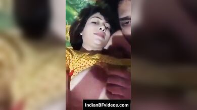 गर्लफ्रेंड के टाइट बिग बूब्स को चूसता जवान लड़का