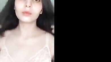 चर्बीदार चुतडों वाली लडकी ने दिखाया नंगा बदन
