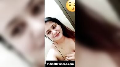 वीडियो कॉल पर नंगे बदन बातें करती चुलबुली गर्लफ्रेंड अश्विनी