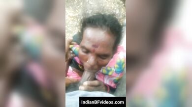 ख़ुल्ले मे लंड चुस्ती विलेज रंडी आंटी