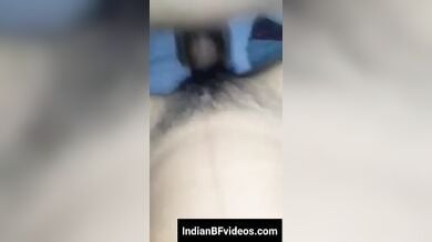 जोर जोरोसे करो कहते हुए बडा लंड से झाँटो वाली चुत चुदवाती लड़की