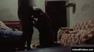 रंडी औरत को अलग अलग पोज़ मे जोरो से चोदा हिंदी मे बाते करते हुए