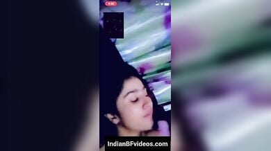 आधे घंटे तक चूत में चीजें डालकर बीएफ को दिखाती गर्लफ्रेंड