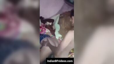 दो दोस्त मिल चोद रहे है जवान रंडी को
