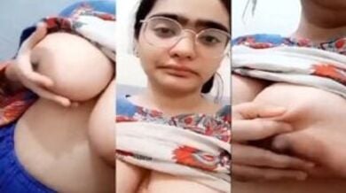 गोरे गोरे, फुले फ़ले बूब्स दबाकर दिखाती चश्मिश लड़की