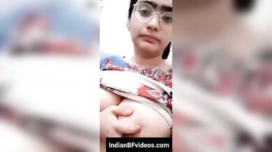 गोरे गोरे, फुले फ़ले बूब्स दबाकर दिखाती चश्मिश लड़की