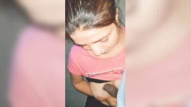 तगडे लौडे को मूठ मार देती इंडियन वाइफ