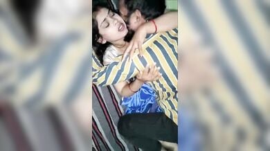 अपनी खुबसूरत बीवी को जमकर पेलता पति