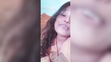 गंदी बातें करते हुए बिगड़ेल गर्लफ्रेंड ने दिखाएं कसे हुए बूब्स