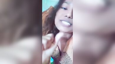 गंदी बातें करते हुए बिगड़ेल गर्लफ्रेंड ने दिखाएं कसे हुए बूब्स