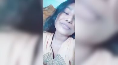 गंदी बातें करते हुए बिगड़ेल गर्लफ्रेंड ने दिखाएं कसे हुए बूब्स