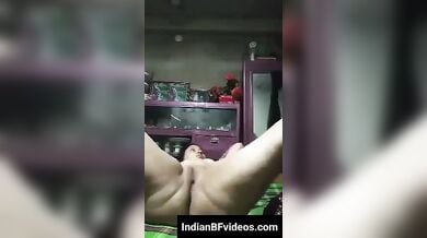 चुत में उंगली करती चुदासी आंटी