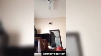 आदमी ने बनाया अपनी औरत की गांड सहलाते हुए चुदाई वीडियो
