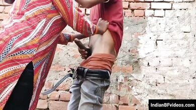 देहाती प्रेमियों ने कच्ची जगह पर बनाई अपनी पोर्न फिल्म
