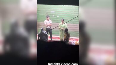 ख़ुल्ले मे जवान लड़को से चुदी रंडी औरते पैसे के लिये