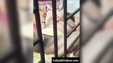 पोर्न देखते हुए चिकनी चुत मे ऊँगली करती पड़ोसन भाभी का चुपके से वीडियो बनाया
