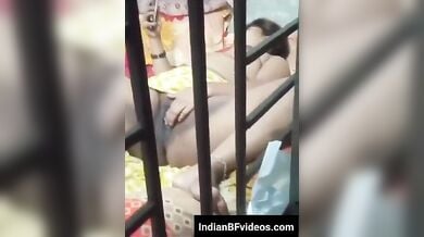 पोर्न देखते हुए चिकनी चुत मे ऊँगली करती पड़ोसन भाभी का चुपके से वीडियो बनाया