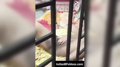 पोर्न देखते हुए चिकनी चुत मे ऊँगली करती पड़ोसन भाभी का चुपके से वीडियो बनाया