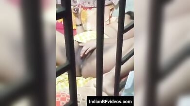 पोर्न देखते हुए चिकनी चुत मे ऊँगली करती पड़ोसन भाभी का चुपके से वीडियो बनाया