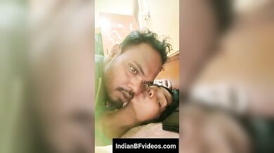 जवान लड़की अपनी झाँटो वाली चुत चुदवा रही है हिंदी मे लाउड मोन देते हुए