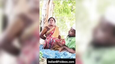 बौने आदमी का लंड हिलाके ख़ुल्ले मे चुदी रंडी औरत