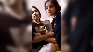 एक दूसरी के बूब दबाई का खेल खेलती दो सहेलियां