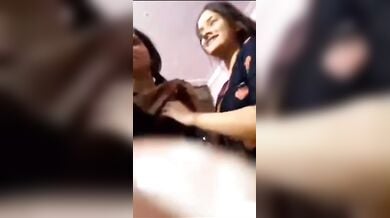 एक दूसरी के बूब दबाई का खेल खेलती दो सहेलियां