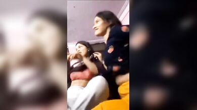 एक दूसरी के बूब दबाई का खेल खेलती दो सहेलियां