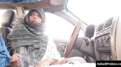 हिंदी मे गन्दी बात करते हुए लंड चूसा किया मुस्लिम गर्ल की चुत मे ऊँगली