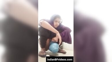सेक्सी टीन गर्ल ने बनाई अपनी पिसिंग और पुपिंग वीडियो