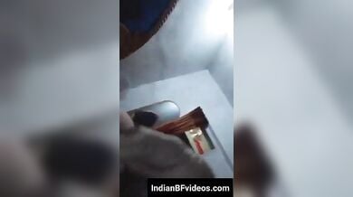 बीवी को डॉगी स्टाइल चोदा, फिर टॉर्च लगाकर दिखाई उसकी चूत