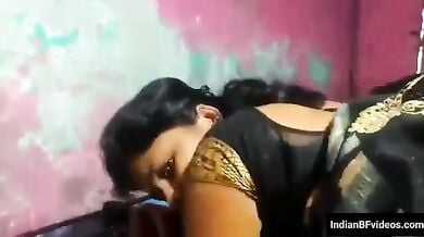साड़ी पहनी ऑन्टी को डॉगी पोज़ मे चोदा