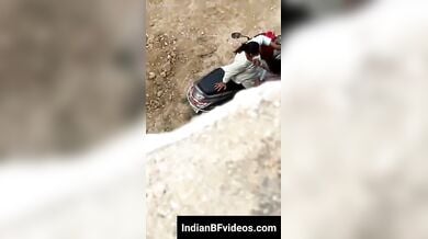 ख़ुल्ले मे अपनी चुत मरवाती मोटी गांड वाली रंडी