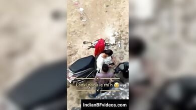 ख़ुल्ले मे अपनी चुत मरवाती मोटी गांड वाली रंडी
