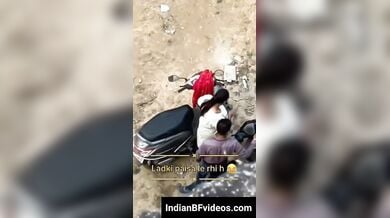 ख़ुल्ले मे अपनी चुत मरवाती मोटी गांड वाली रंडी