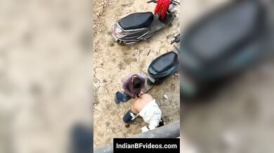 ख़ुल्ले मे अपनी चुत मरवाती मोटी गांड वाली रंडी