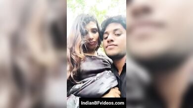 पार्क में किसिंग, बूब सकिंग करते लवर्स का सेल्फी वीडियो