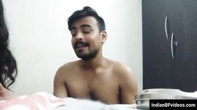 नशे में नंगे बदन समझदारी वाली बातें करती लडकी